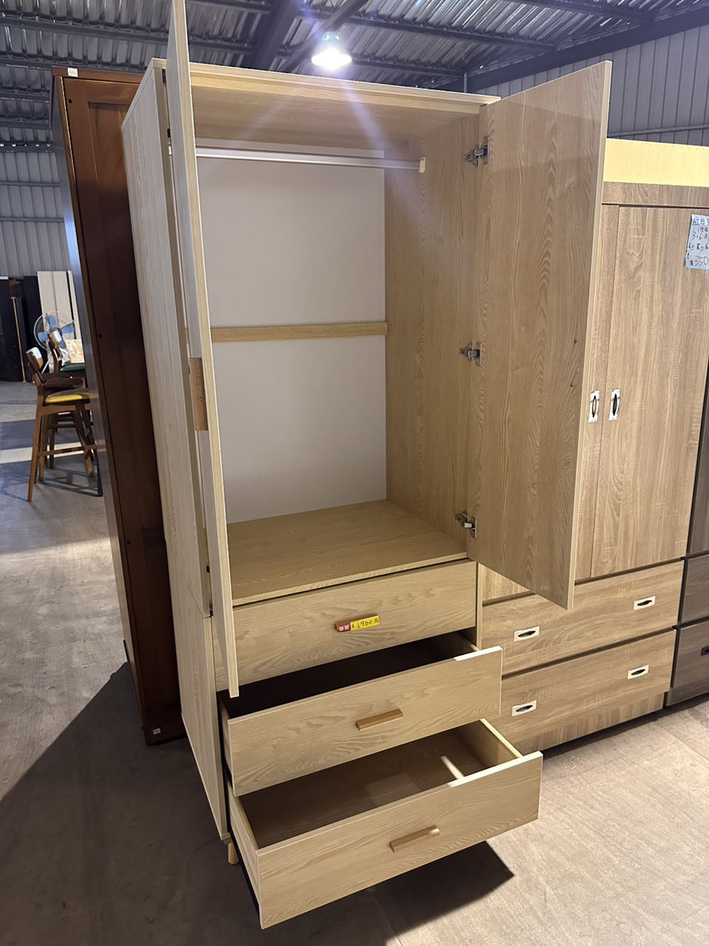 木紋雙門衣櫃附抽屜