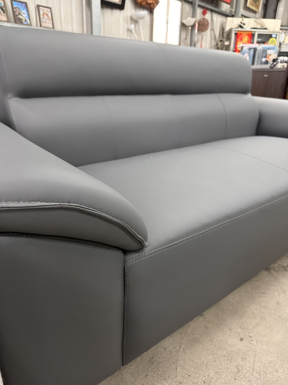 灰色皮革三人沙發